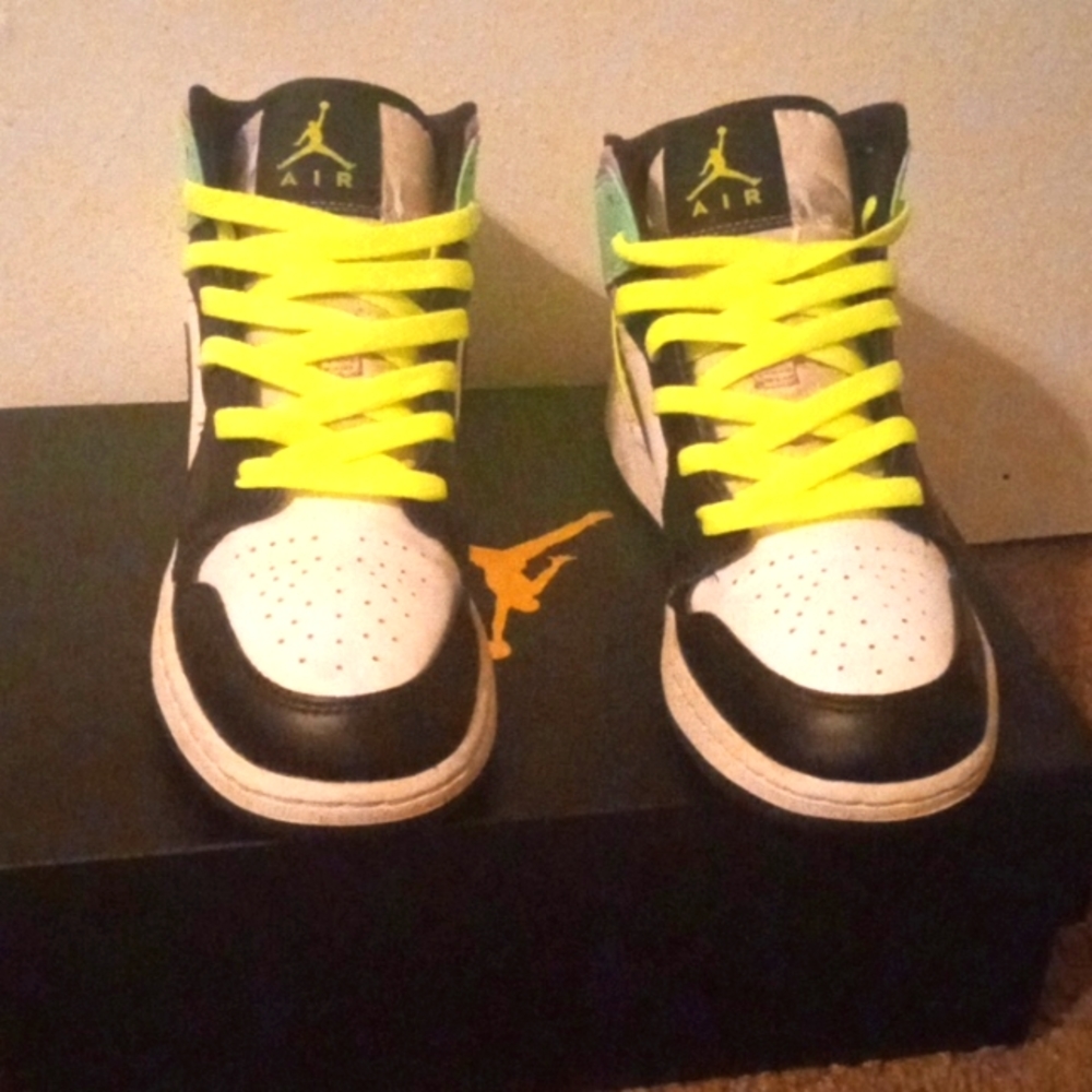 Jordan 1 Mid PASTEL Big Boy 6y =7.5 in Women